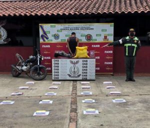 Detuvieron a un hombre que llevaba en moto 18 panelas de marihuana