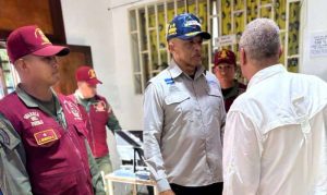 Gobierno supervisa atención a 351 familias en refugio de La Guaira