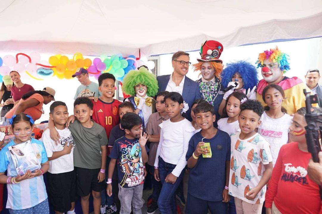 Canciller Plasencia inspecciona campamento transitorio en Chapellín con 80 familias