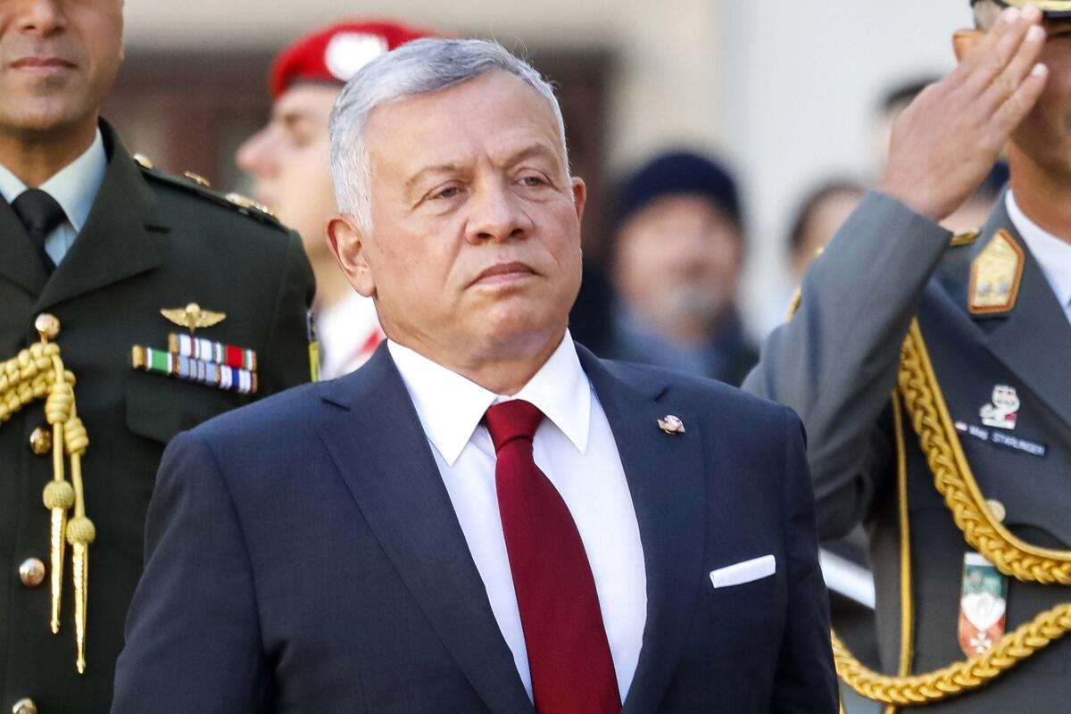Rey de Jordania recibe a misión de rescatistas