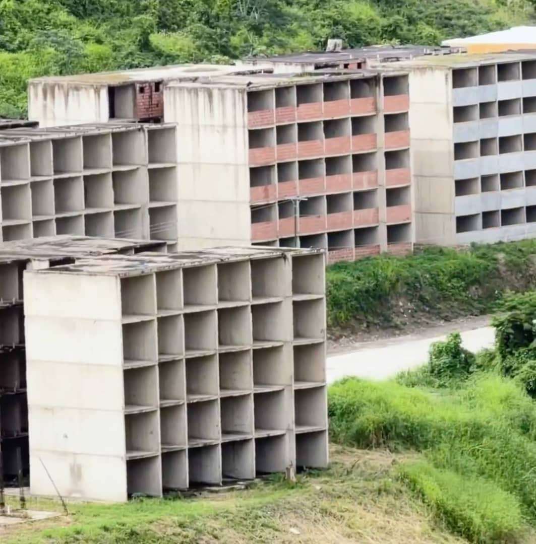 Jorge Rodríguez supervisa construcción de 2000 apartamentos en el mirador Caiza