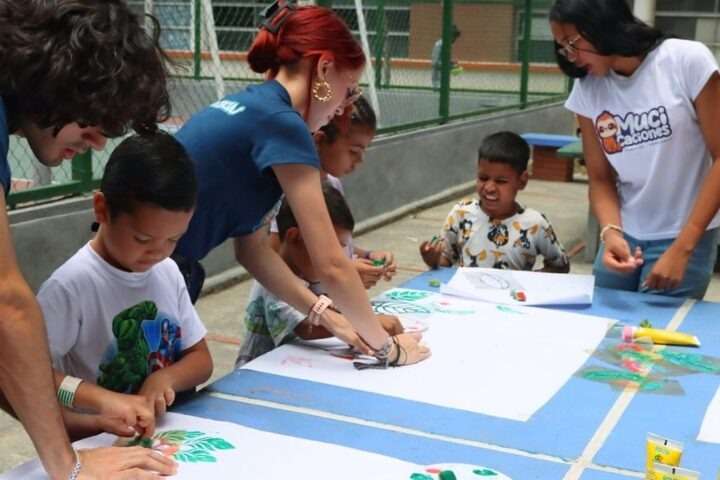 Entregan kits educativos a niños en campamentos de Caracas