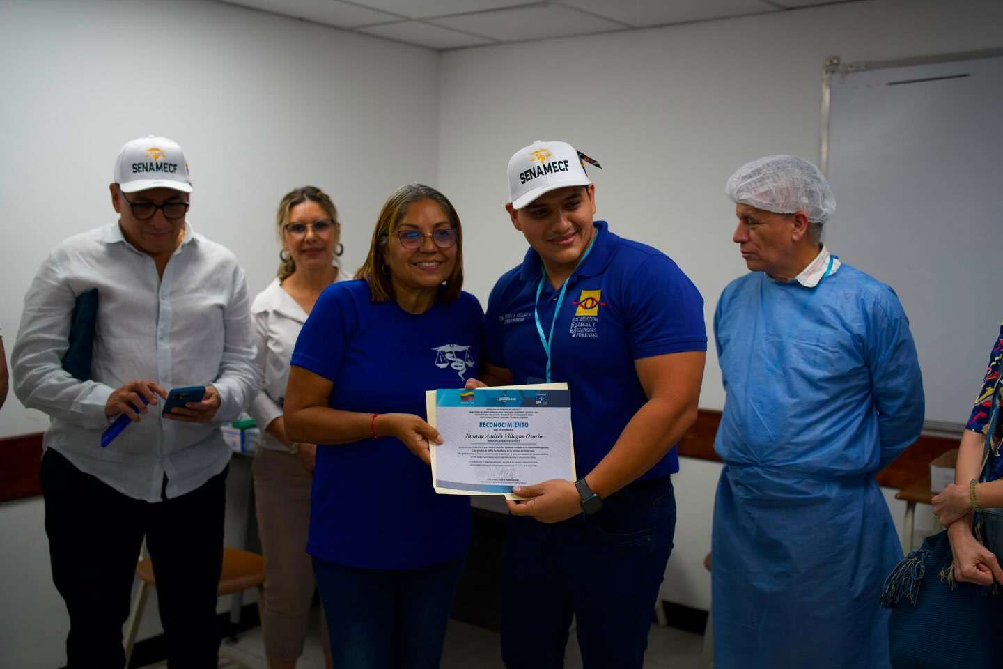 Senamecf condecora a forenses colombianos por su apoyo técnico científico