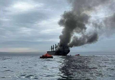 Irán: explotan dos petroleros al sur del estrecho de Ormuz