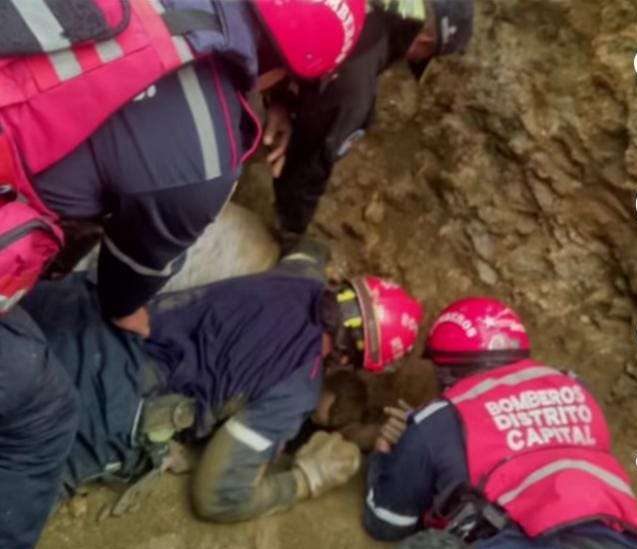 Bomberos de Caracas salvan a un hombre tapiado tras deslizamiento en Antímano