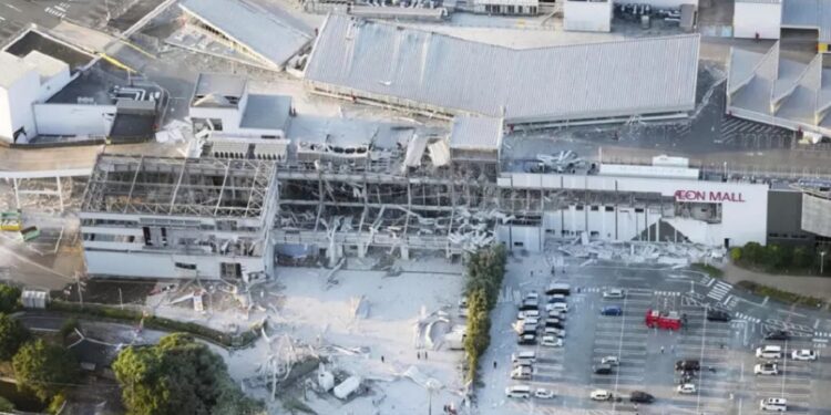 Derrumbe de centro comercial en Japón deja múltiples muertos tras terremoto de magnitud 7.1