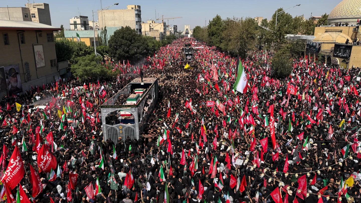 Dolientes abarrotan procesión fúnebre en Teherán por líder supremo irán, el ayatolá Alí Jamenei