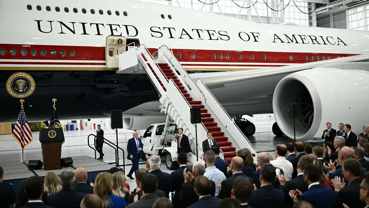 Citan a declarar a periodistas por reportes sobre avión presidencial