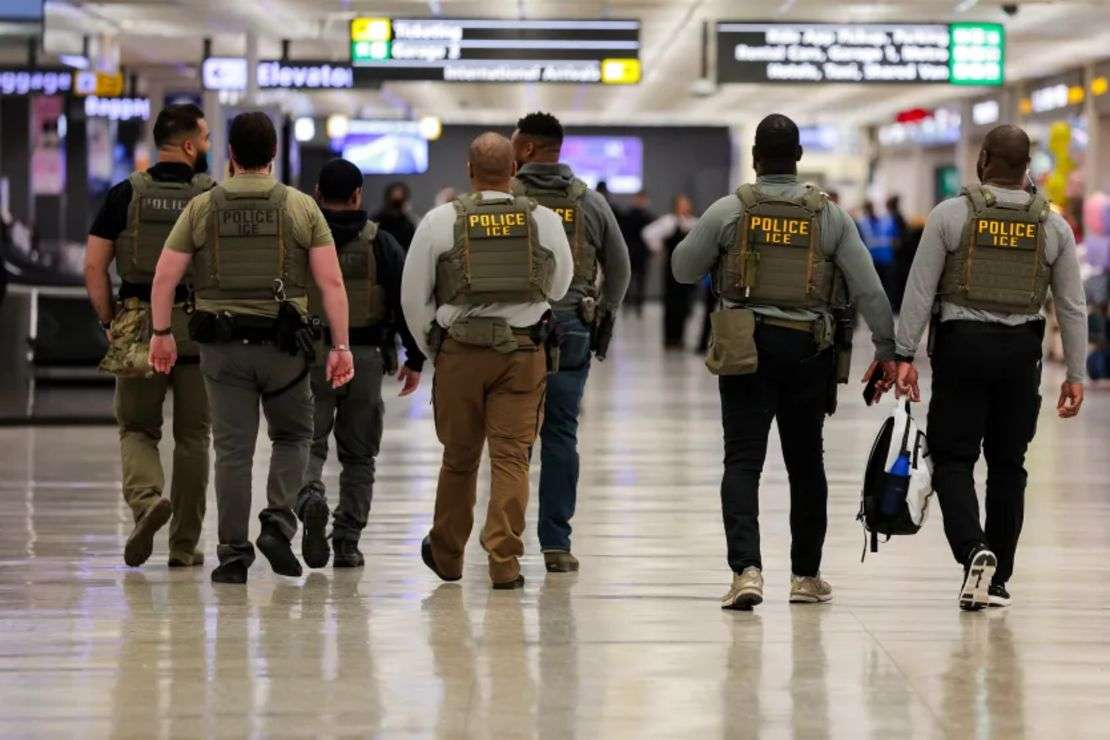ICE implementa redadas encubiertas para deportar extranjeros de EEUU