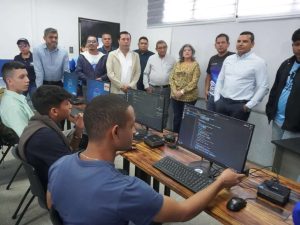 Entregan renovados laboratorios de computación en la Unerg de Guárico