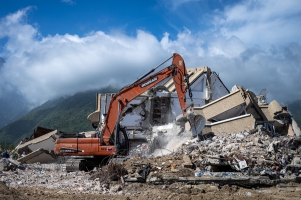 Fondo de la CAF financia maquinaria para remoción de escombros en La Guaira