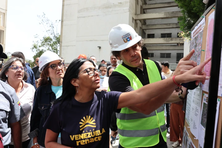 Presidenta Delcy Rodríguez inspecciona trabajos de rehabilitación en San Bernardino