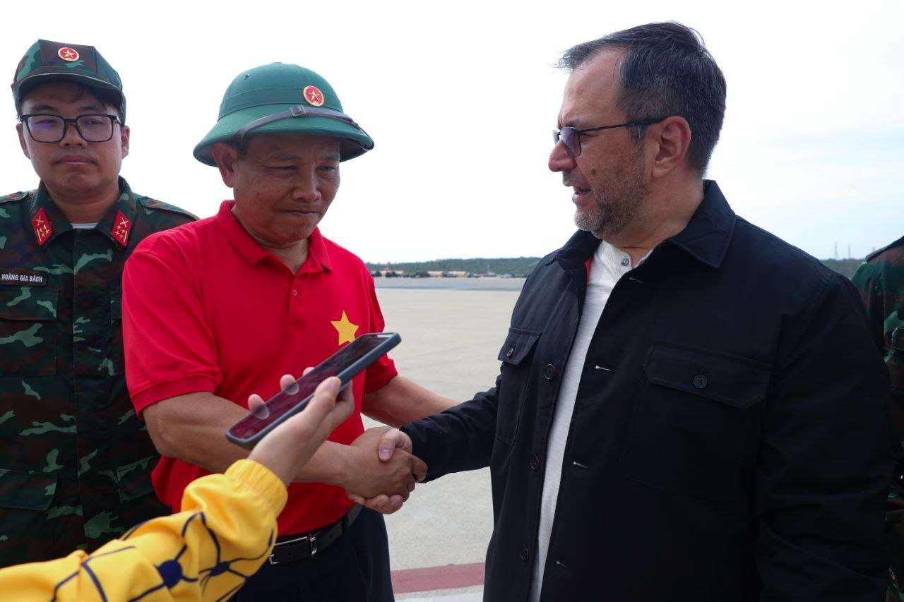 Venezuela despide a la brigada de rescatistas de Vietnam tras labores humanitarias