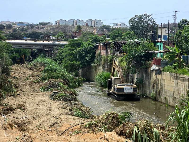 Avanzan labores de remoción de sedimentos en el río Tacagua en La Guaira