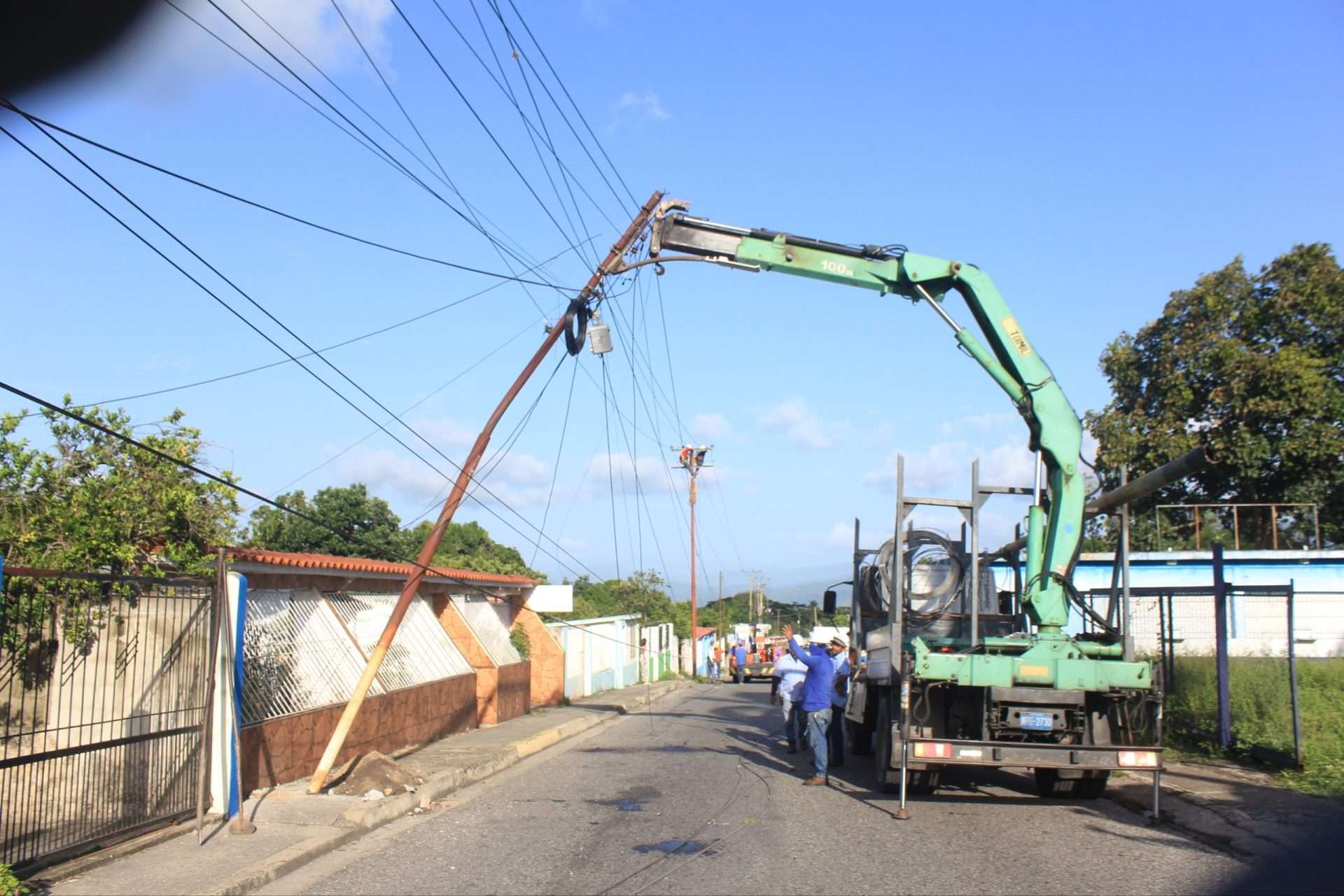 Cinco postes caen en San Felipe tras fuertes vientos