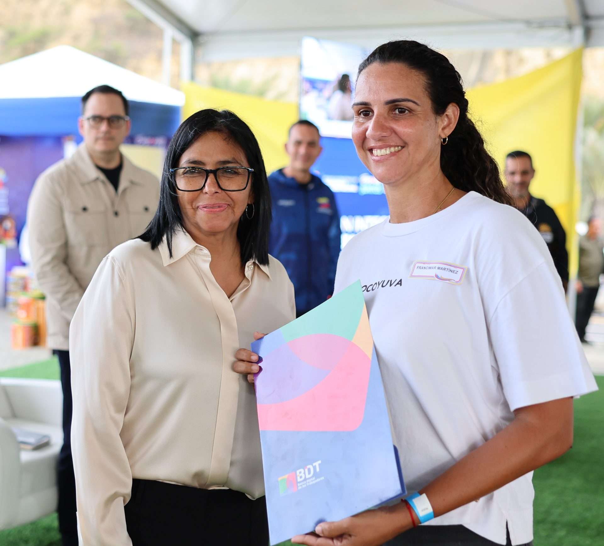 Delcy otorgó financiamiento a 1.766 comercios y emprendedores de La Guaira afectados por los terremotos