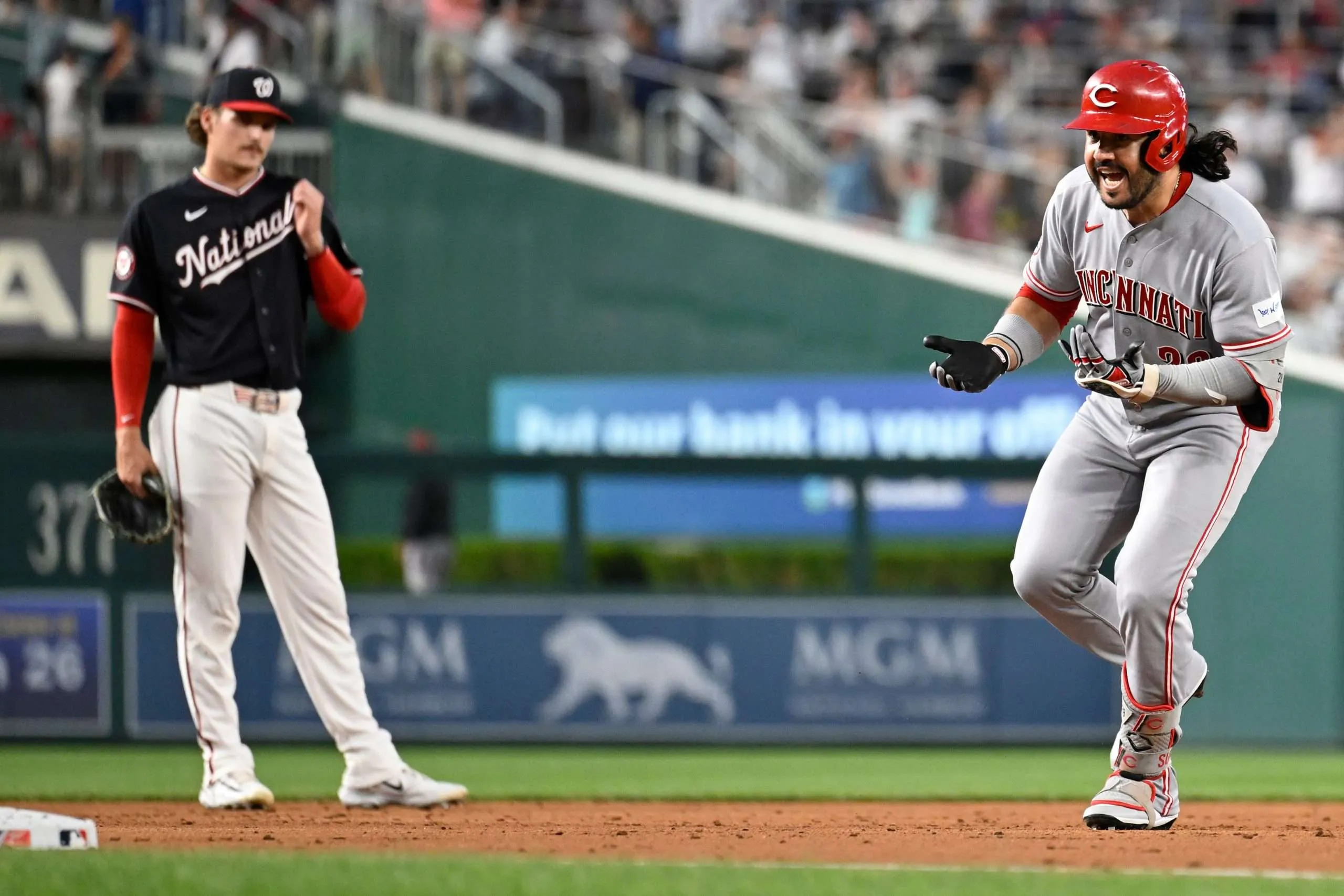 Eugenio Suárez descargó su cuadrangular número 15 con los Rojos