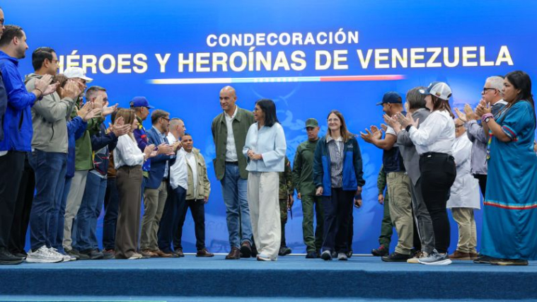 Presidenta Rodríguez entrega medalla «Héroes y Heroínas de Venezuela» a servidores públicos que que participaron en la atención a las víctimas del doble terremoto del 24 de junio