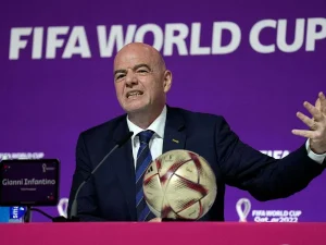 Luis Figo pide la renuncia de Gianni Infantino