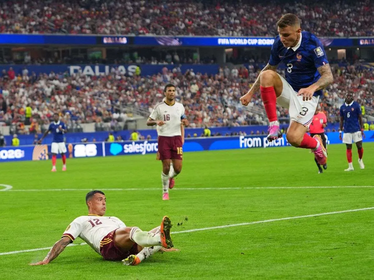 Paris Saint-Germain refuerza la defensa con Lucas Digne