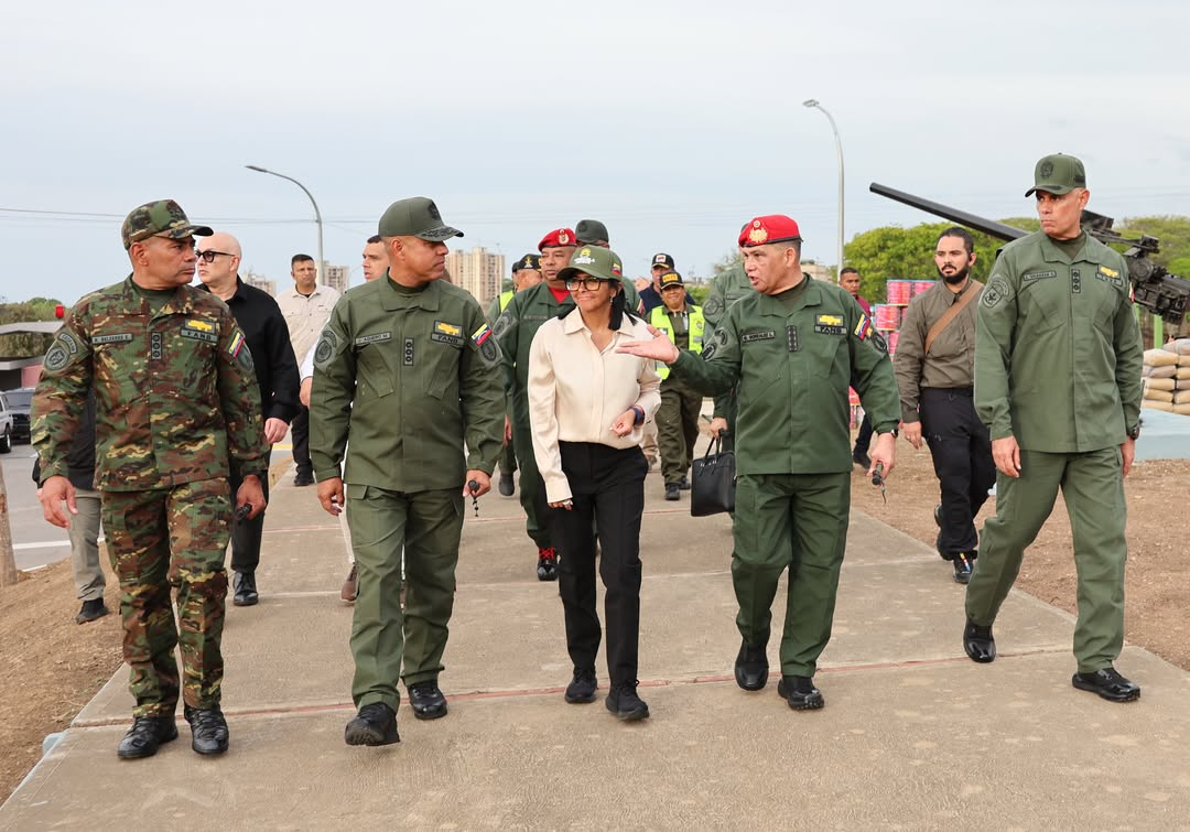 Presidenta (E) inspecciona Escuela Naval en La Guaira