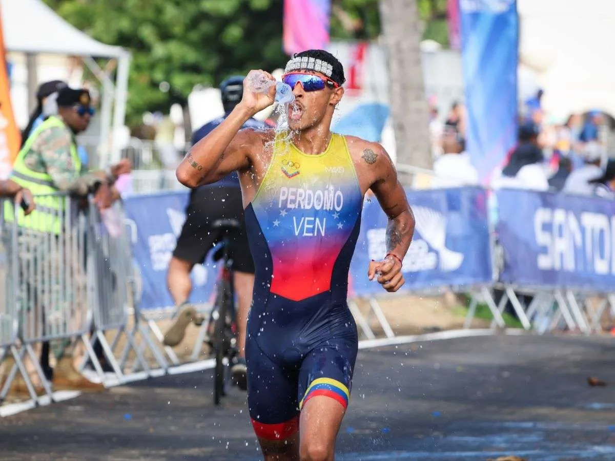 Triatlón vistió bronce en equipos