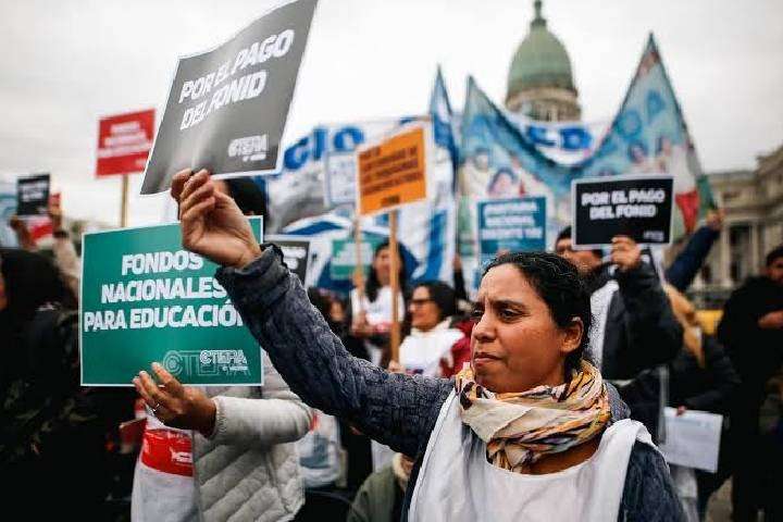 Docentes argentinos van a paro nacional tras el receso escolar