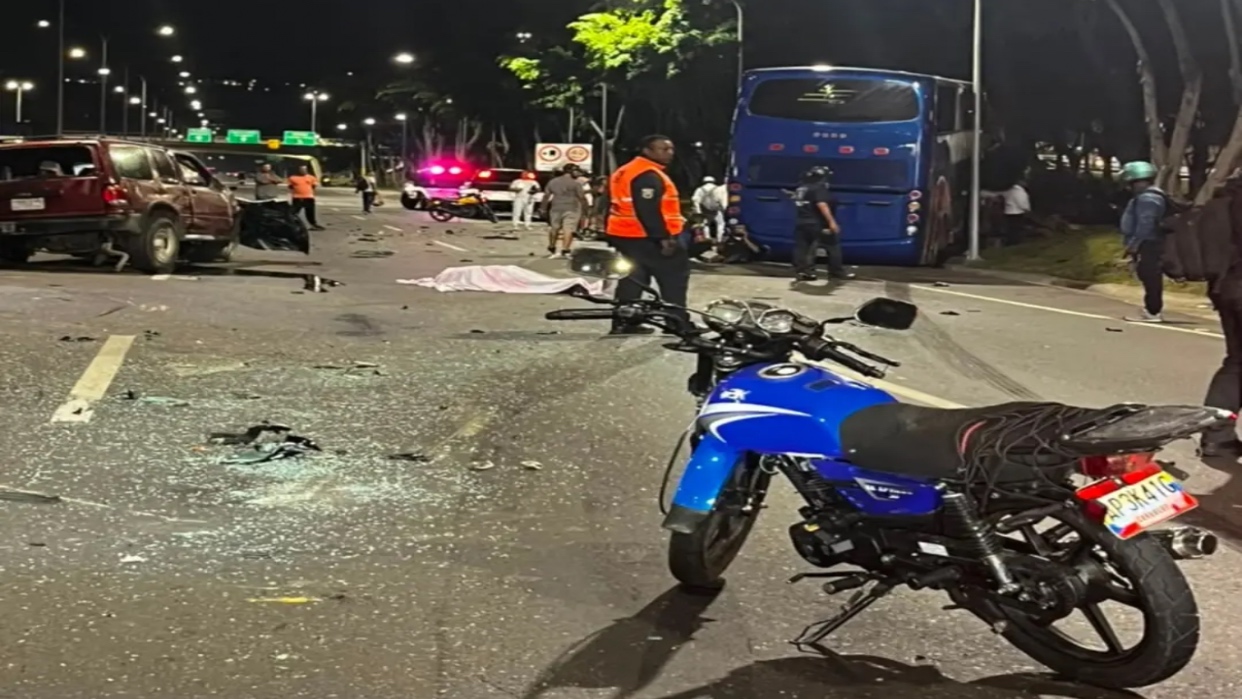 Un muerto y 5 heridos saldo de colisión múltiple en la autopista Valle-Coche