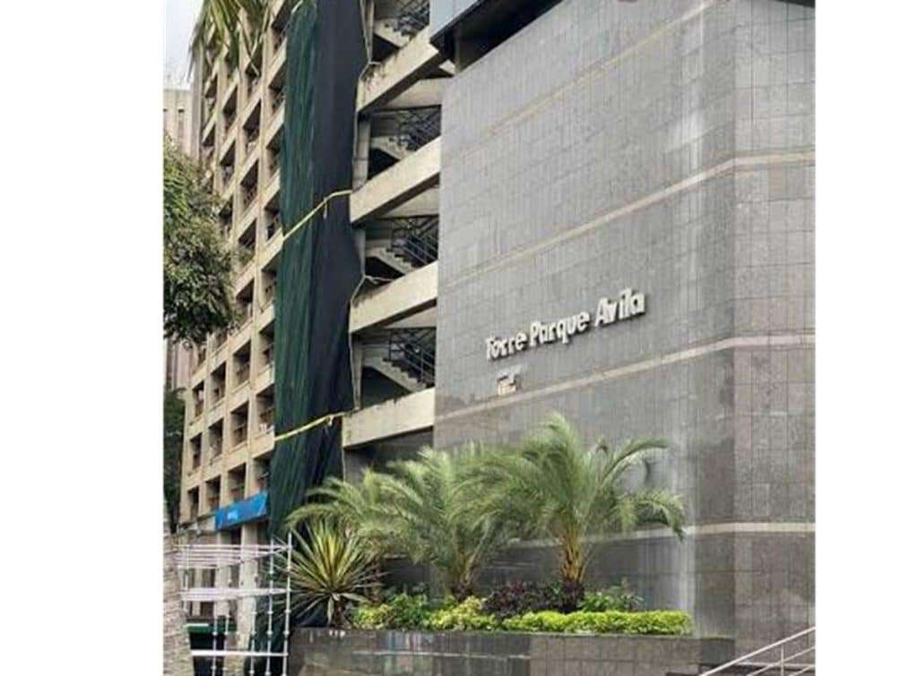 Realizan demolición controlada de la Torre Parque Ávila en Chacao