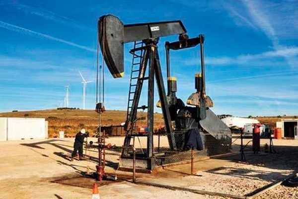 Se desploma el precio del petróleo ante la expectativa de un posible acuerdo de paz entre EEUU e Irán