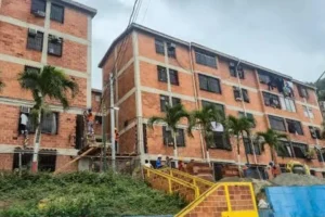 Entregan 60 apartamentos rehabilitados para familias del urbanismo Ana Victoria en La Guaira