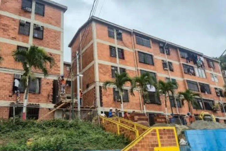 Entregan 60 apartamentos rehabilitados para familias del urbanismo Ana Victoria en La Guaira